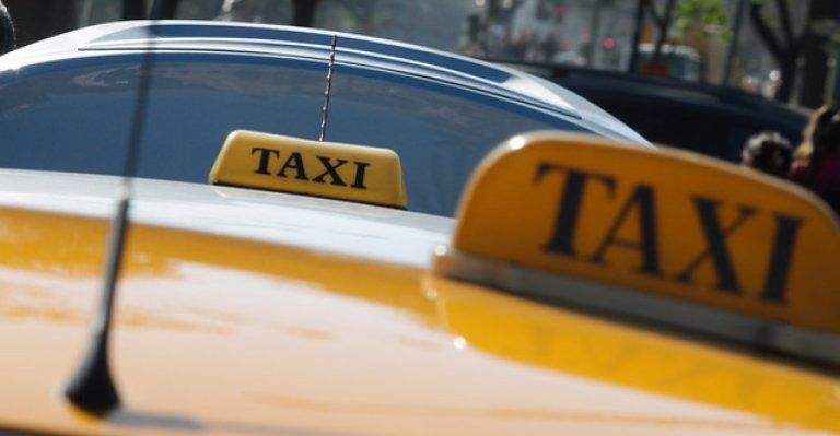 Pareja denunció a taxista que cobró tres veces valor de carrera corta