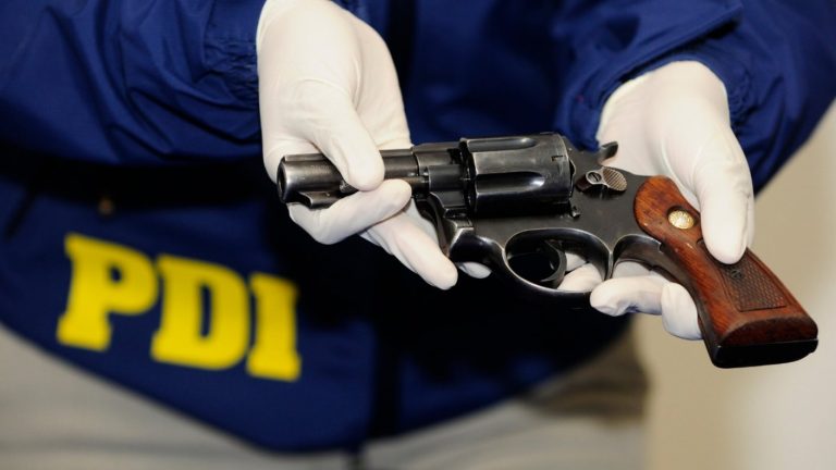 Lo encontraron con un revólver: Detienen a adolescente que amenazó a psicóloga de Pichilemu mientras lo atendía