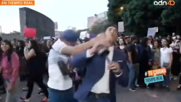 Periodista quedó inconsciente tras ser agredido en plena marcha feminista
