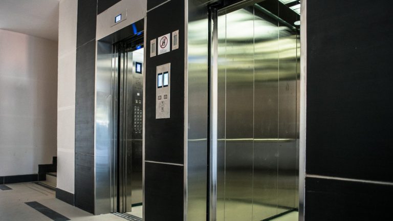 Las Condes: Ascensor cae cinco pisos con una persona en su interior