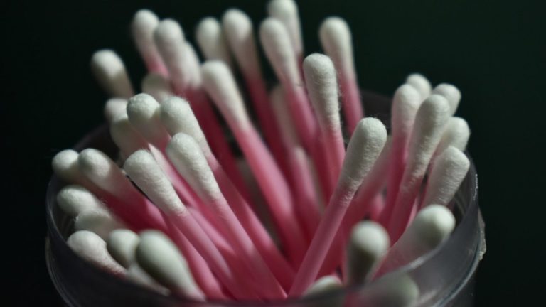 Se limpió los oídos frecuentemente con cotonitos y desarrolló una infección que casi le costó la vida