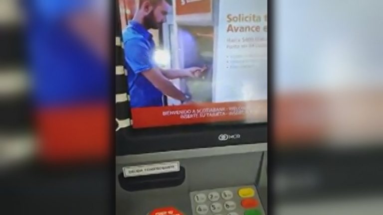 Graban nueva forma de clonación de tarjetas en cajeros automáticos: Llaman a cubrir siempre la clave secreta