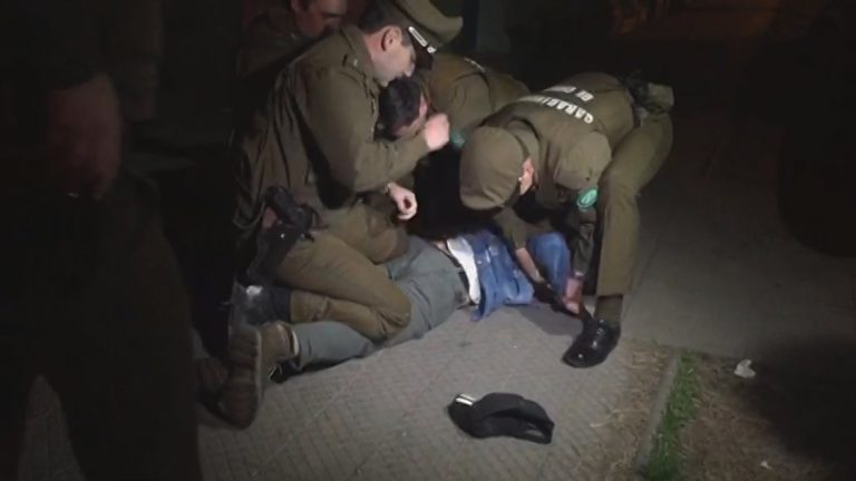 Carabinero es detenido por disparar afuera de comisaría: Habría estado ofuscado tras salir de una fiesta