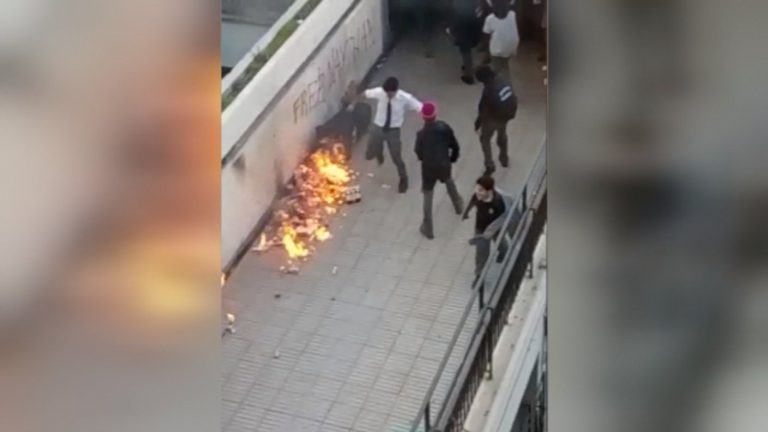 Graban a presidente del centro de alumnos del IN encarando a encapuchados que prendían fuego en el recinto