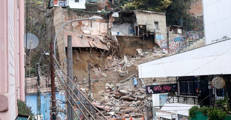 Intensas labores de búsqueda en Valparaíso para dar con víctimas de derrumbe