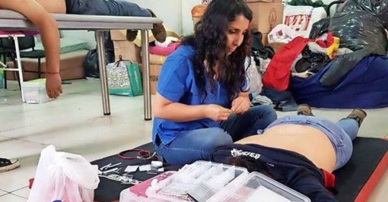 Karla Rubilar mostró su desconocida faceta de acupunturista