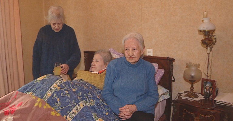 Abuelitas viven sin agua hace cinco meses