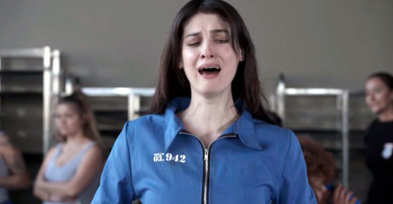 ¡Qué asco! Dominga encontró una cucaracha en su comida