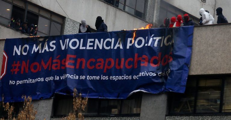 Disturbios en Instituto Nacional: Encapuchados lanzan piedras y molotov a Carabineros