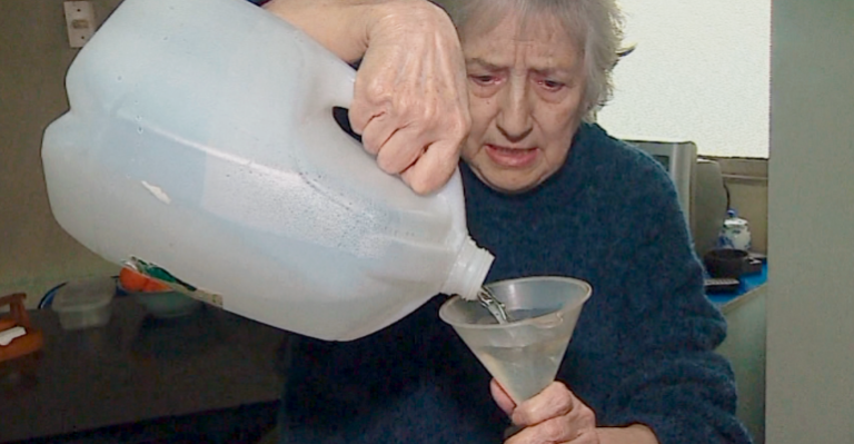 Mujer pagó deuda de abuelitas que llevaban 5 meses sin agua