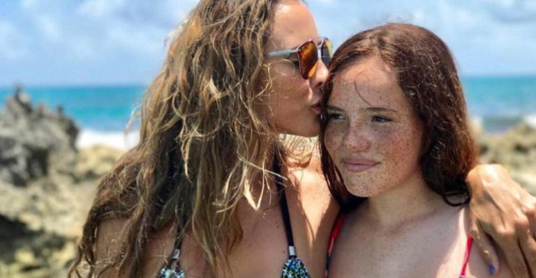 Angélica Castro lanzará llamativa línea de zapatos con su hija