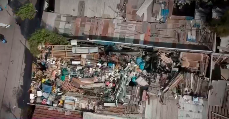 Vecinos dicen que se niegan a limpiar: Denuncian a familia con mal de Diógenes en Quinta Normal