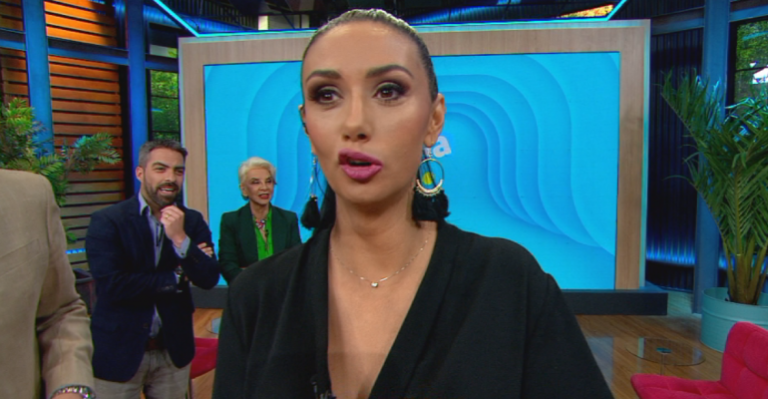 Pamela Díaz sorprendió al llegar a Viva la Pipol con la boca chueca