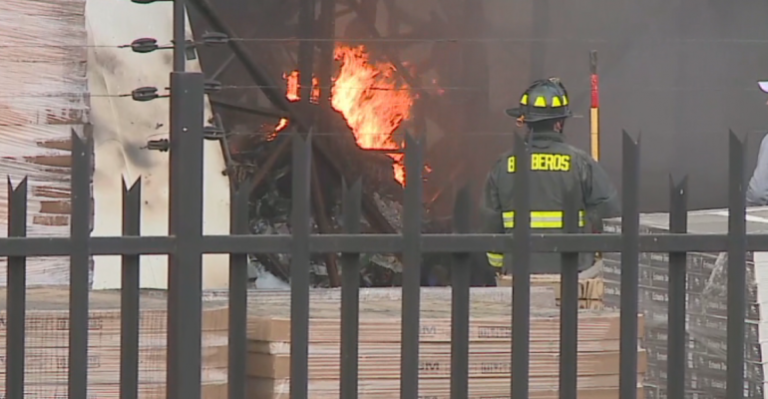 Incendio de bodega de productos chinos movilizó a más de 500 bomberos de Santiago