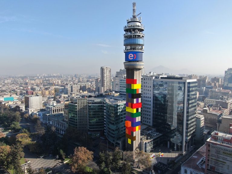 La Torre Entel se convierte en un colorido juego de jenga tras exitoso concurso de arte urbano