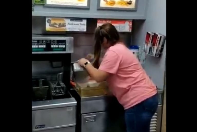 Graban momento exacto cuando ratón se lanza a una freidora en un local de comida rápida