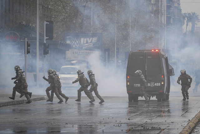 Protesta no autorizada mantiene el tránsito cortado en la Alameda: Se registran incidentes y detenidos