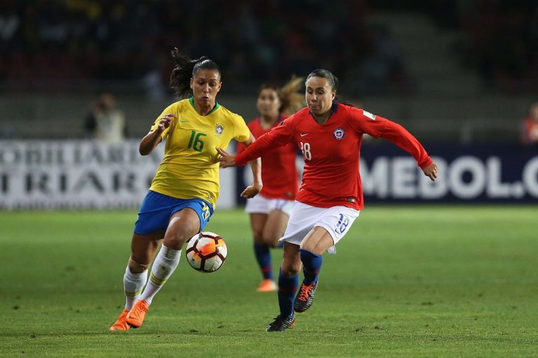 Un ejemplo de porqué fue nominada a The Best de FIFA: La aguerrida barrida de Camila Sáez ante Brasil