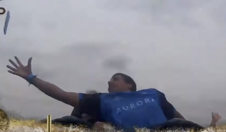 Héroe moderno: Hombre atrapó en el aire el celular de un extraño en una montaña rusa