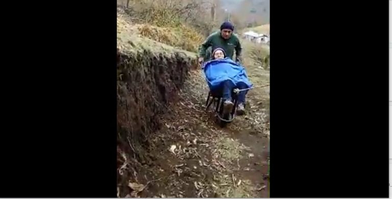 Mujer con accidente cerebral es trasladada casi un kilómetro en carretilla porque ambulancia no puede acercarse a su hogar