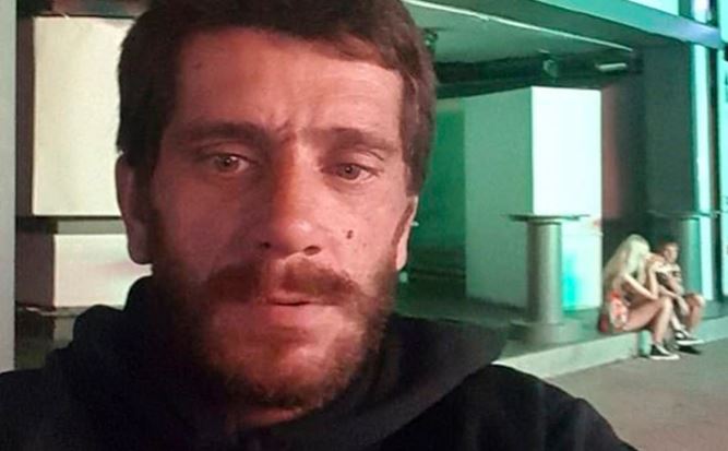 Lo condenaron a 52 años de prisión por violación, pero ya está libre y se toma escalofriantes selfies entre turistas