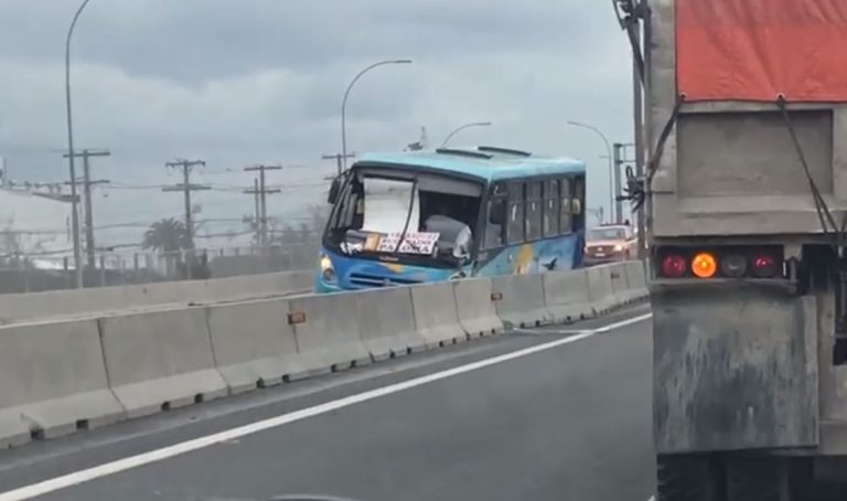 Accidente de bus interurbano dejó dos muertos y varios heridos en Lo Espejo