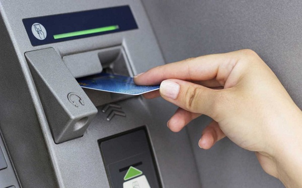 Banco les depositó $85 millones por error: Sujetos lo gastaron y ahora los acusan de robo