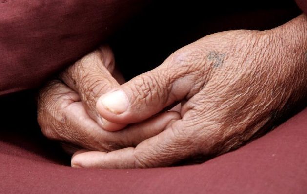 Sentirse una carga y con falta de esperanza: Los posibles motivos del aumento de suicidios de adultos mayores