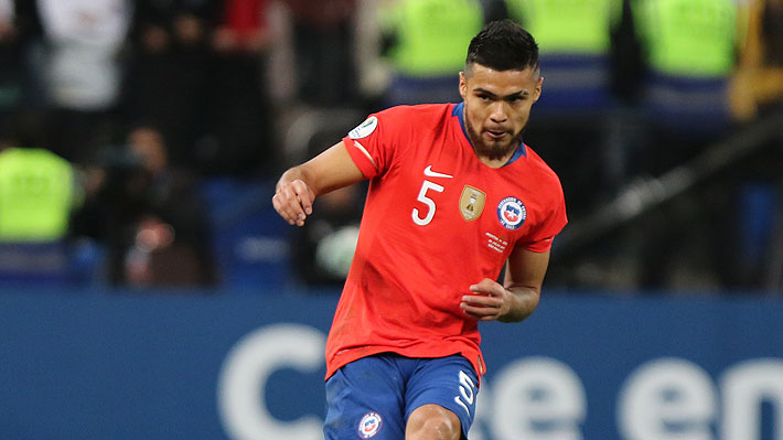 No olvidan a Bravo: Los memes con que hinchas discutieron por la elección de Paulo Díaz como capitán de la Roja