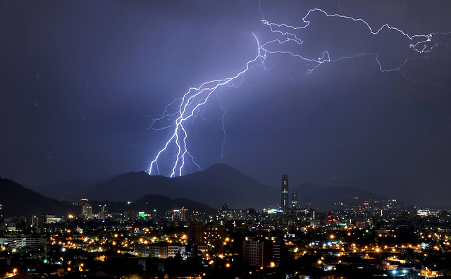 Con truenos, relámpagos y granizos: Inesperada tormenta eléctrica se registró en varias comunas de Santiago