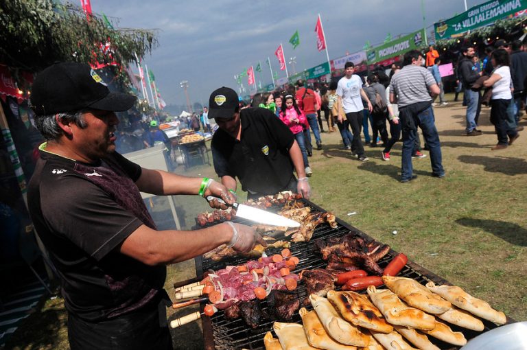 Comer asado, pero sin picoteo: Cómo no subir tanto de peso en Fiestas Patrias