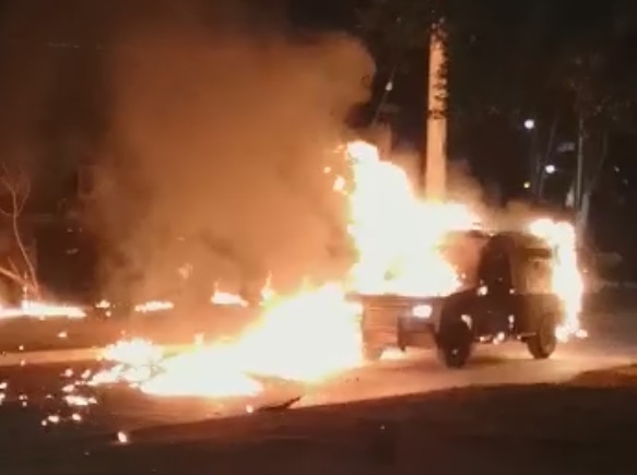 Violento ataque a Carabineros: Carro policial recibió más de 15 bombas mólotov y se tuvo que retirar envuelto en llamas