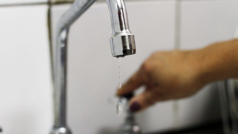 Advierten que corte de agua potable en Octay será indefinido: Se confirmó presencia de hidrocarburos