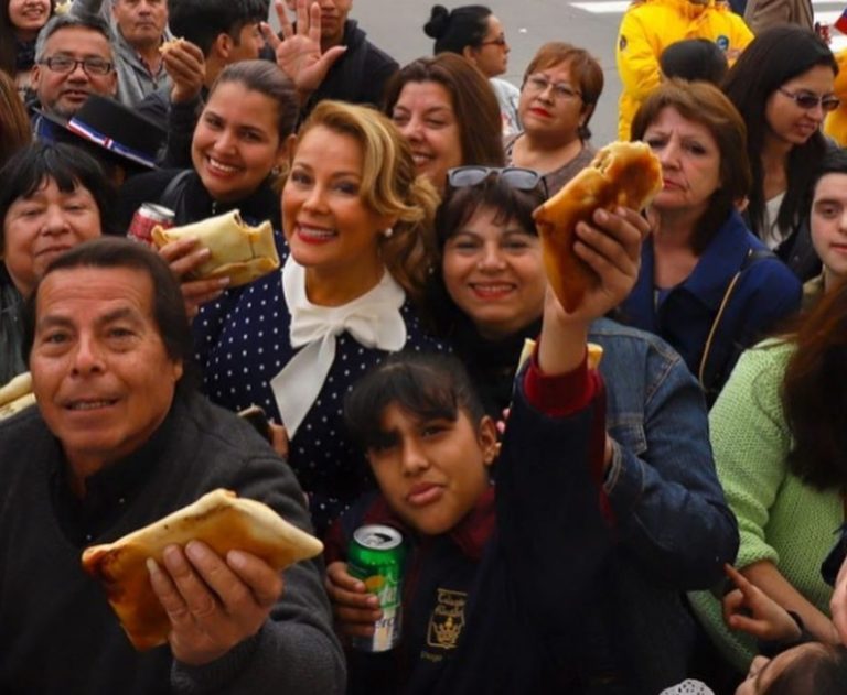 Denuncian que la Municipalidad de Maipú pagó casi el doble por empanadas a una empresa creada hace un mes