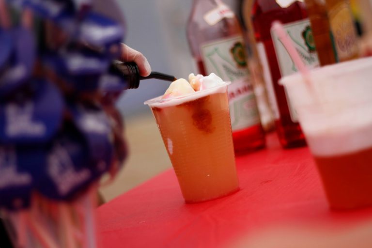 Terremotos desde $2.500: Los precios de comidas y bebestibles de distintas fondas de Santiago