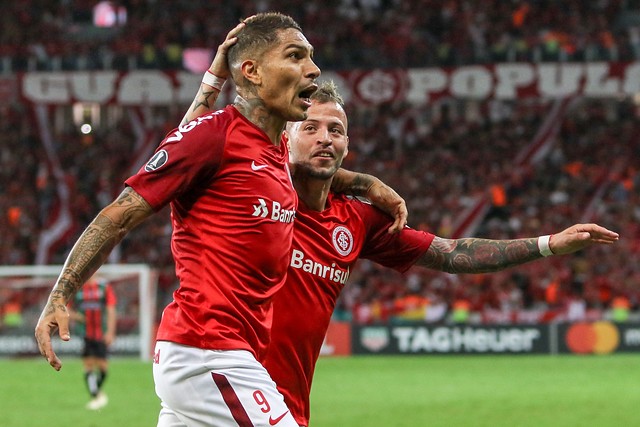 Paolo Guerrero forzó a jugador rival para que le diera su camiseta