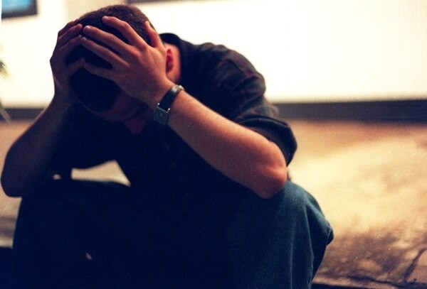 ¿Cuáles son los factores que pueden generar que un adolescente se suicide?