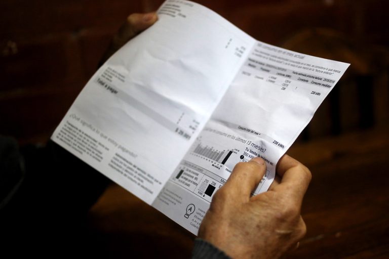 Por el precio del dólar: Cuentas de luz subirán cerca de un 10% desde el 2020