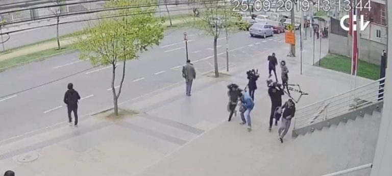 Agreden con piedras a equipo de CHV Noticias en Viña tras formalización de joven que golpeó a carabinero