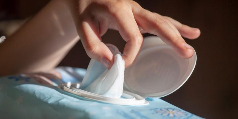 Emiten alerta de seguridad por toallitas húmedas: Llaman a no usarlas y empresa las retirará del mercado