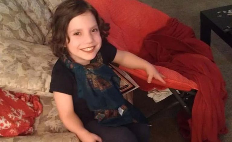 Aparece niña acusada por ex familia adoptiva de intentar asesinarlos: Tiene nuevos padres y hermanos