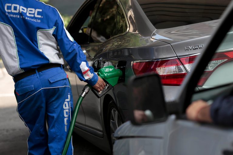 Delincuente atacó con un machete a trabajador de bencinera y lo dejó grave: Se llevó $40 mil