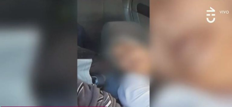 Pareja de ancianos con demencia senil fueron captados en completo abandono: Dormían en un taxi