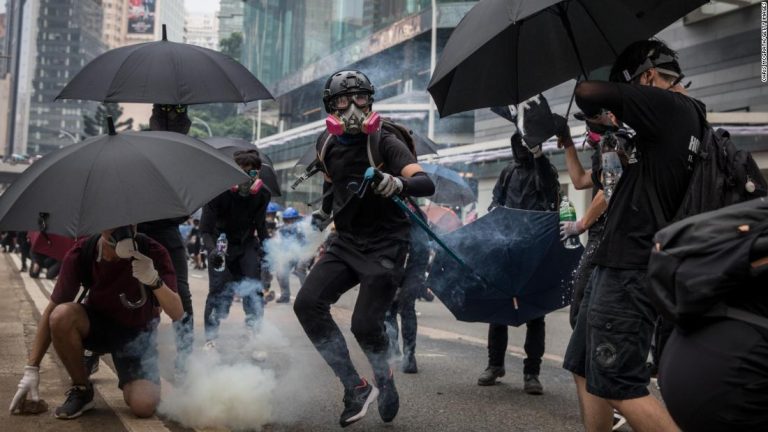Manifestaciones en Hong Kong terminaron con enfrentamientos con molotovs y gases lacrimógenos