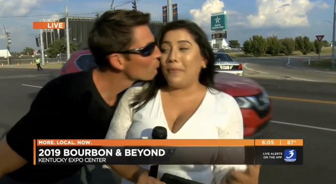 Presentan cargos por acoso contra hombre que besó a periodista en despacho en vivo