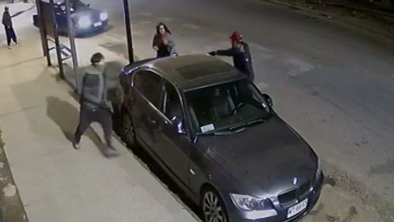 Vecino salvó a joven embarazada de un portonazo tirándole piedras a los delincuentes