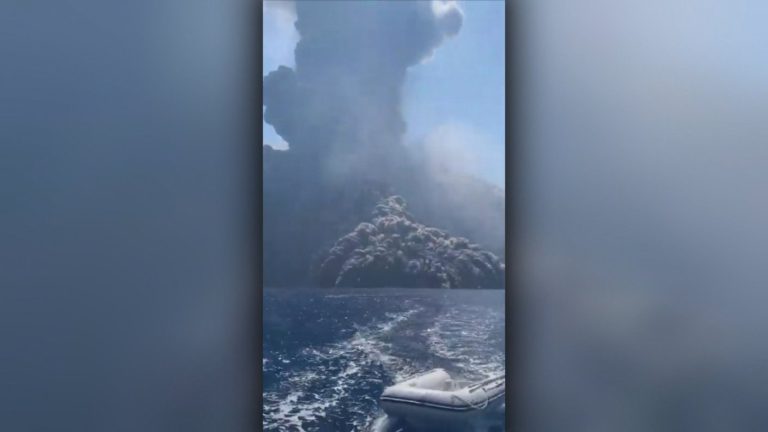 Turistas graban impactante video mientras escapan de volcán en erupción en Italia
