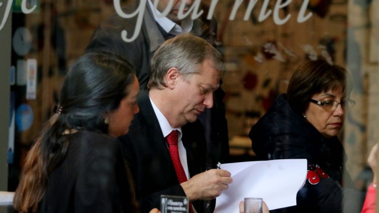 Kast retrocede tras criticar la investigación periodística que reveló vínculo con sociedades en Panamá