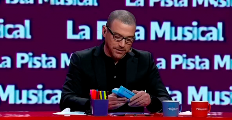 Julián Elfenbein recibió un especial regalo que no dudó en utilizar