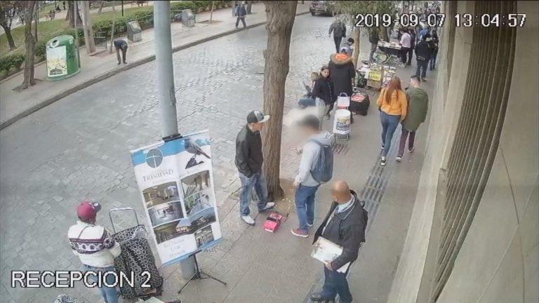 Ofrecen smartphone última generación, pero es una maqueta: Así opera el 